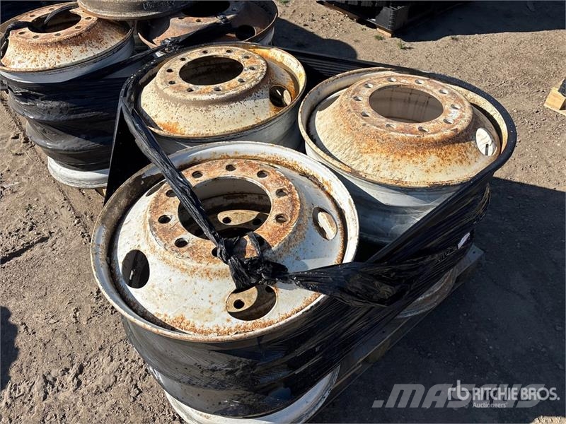  Quantity of (43) 11R24.5 Wheels الإطارات والعجلات والحافات