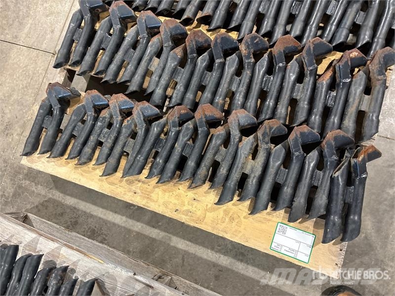  Quantity of (43) John Deere Conserva Pak Fertilize Kiti naudoti statybos komponentai
