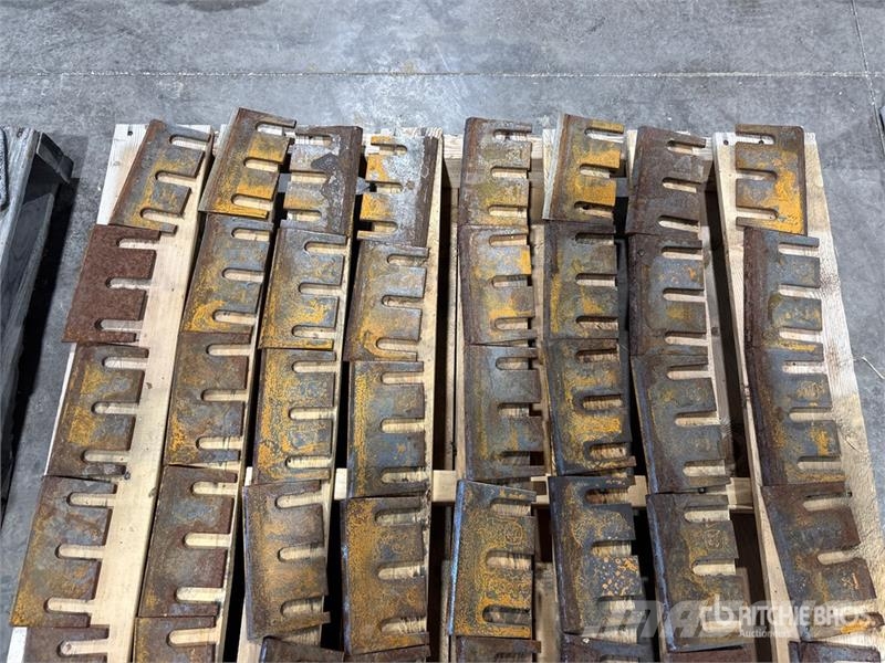  Quantity of (48) John Deere Z69500 Knives Kiti naudoti statybos komponentai