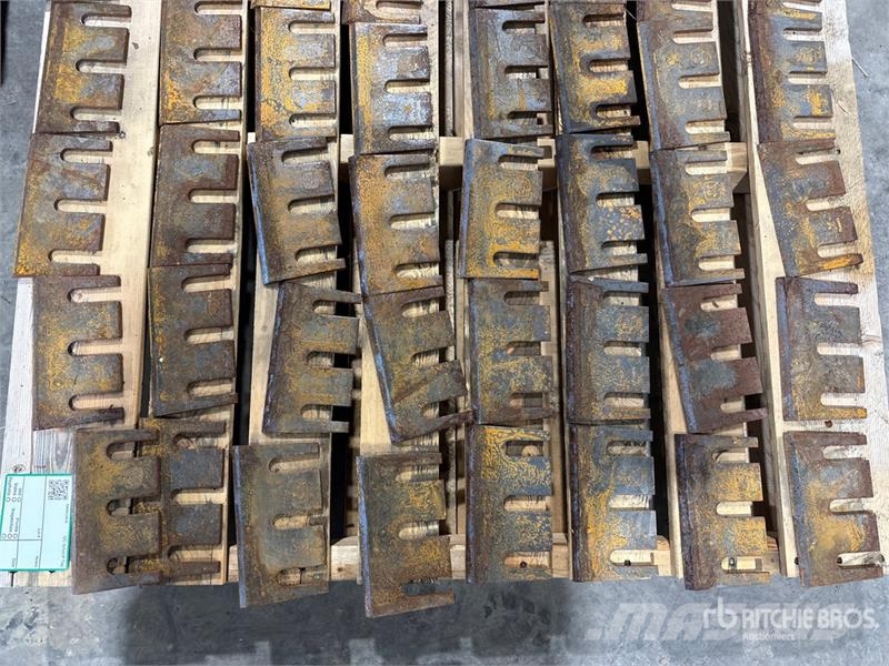 Quantity of (48) John Deere Z69500 Knives Kiti naudoti statybos komponentai