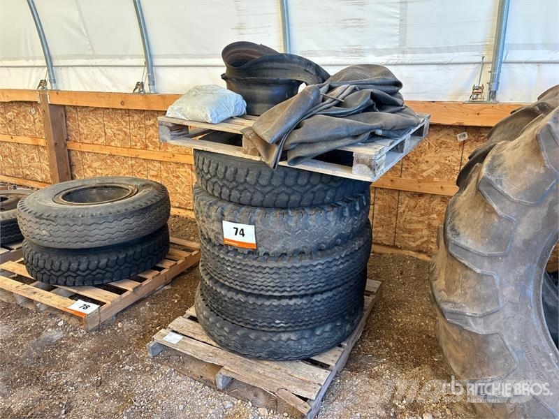  Quantity of (5) 10.00-20 Tires Banden, wielen en velgen