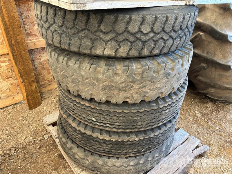 Quantity of (5) 10.00-20 Tires Opony, koła i felgi
