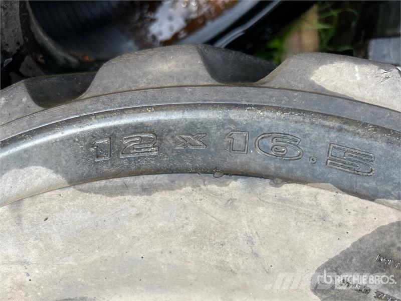 Quantity of (5) 12-16.5 Galaxy and Bobcat Tires Opony, koła i felgi