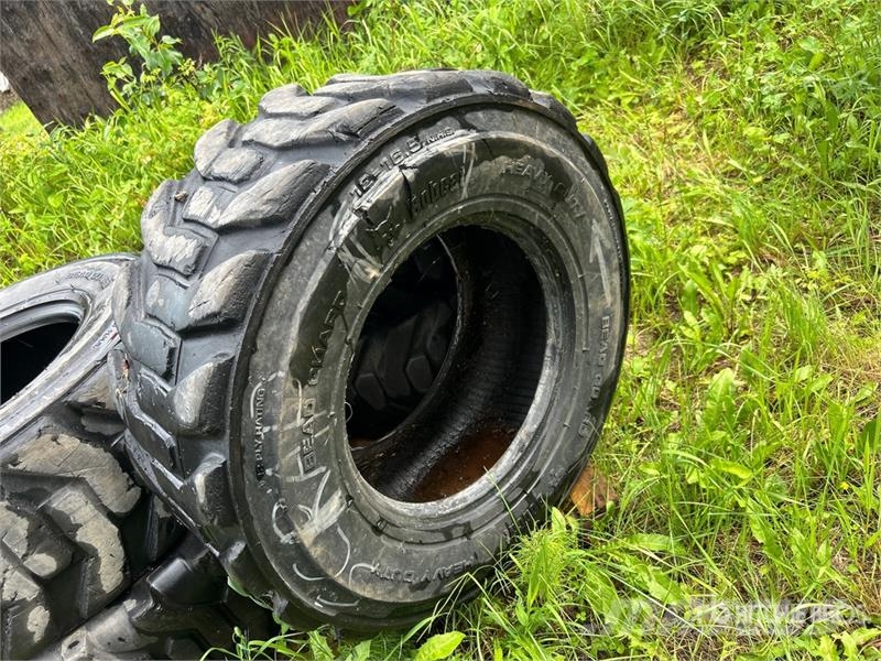 Quantity of (5) 12-16.5 Galaxy and Bobcat Tires Opony, koła i felgi