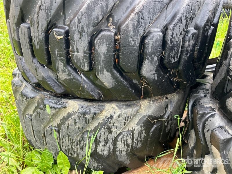 Quantity of (5) 12-16.5 Galaxy and Bobcat Tires Opony, koła i felgi