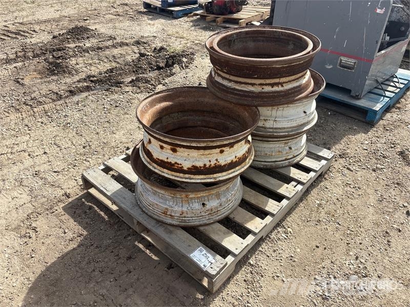 Quantity of (5) 22.5 in Wheels Gume, kolesa in platišča