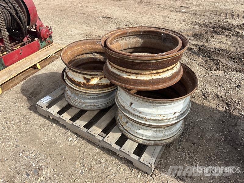 Quantity of (5) 22.5 in Wheels Gume, kolesa in platišča