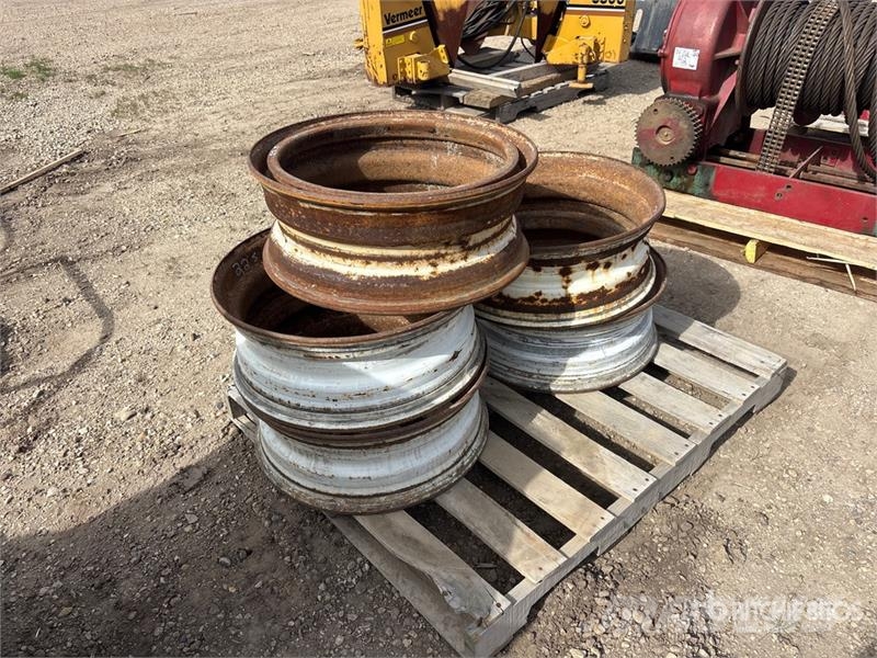 Quantity of (5) 22.5 in Wheels Gume, kolesa in platišča