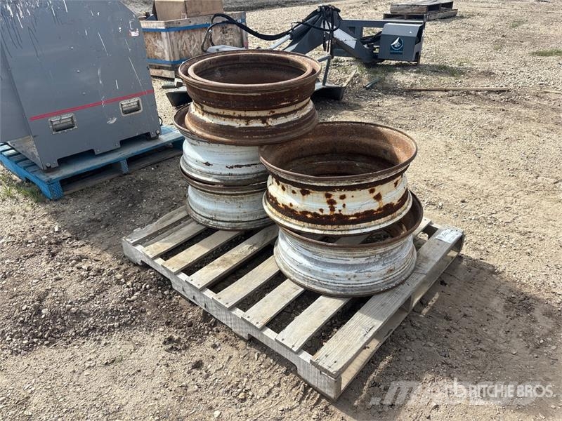 Quantity of (5) 22.5 in Wheels Gume, kolesa in platišča