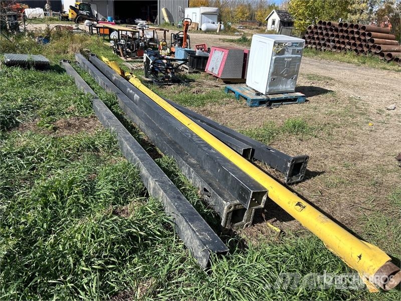Quantity of (5) 22 ft - 25 ft Aluminum Light Post Andre komponenter