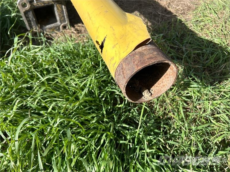 Quantity of (5) 22 ft - 25 ft Aluminum Light Post Andre komponenter