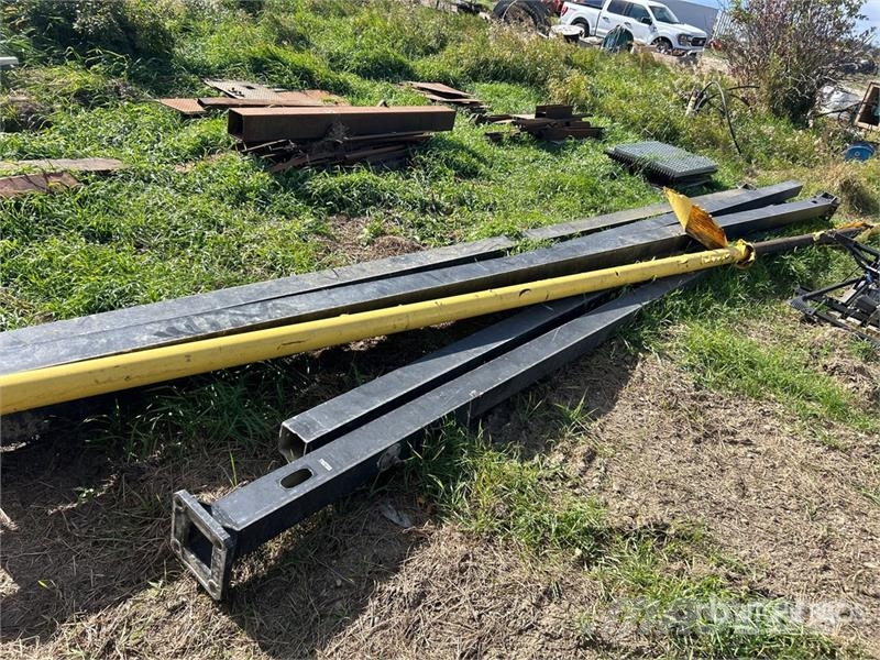 Quantity of (5) 22 ft - 25 ft Aluminum Light Post Andre komponenter
