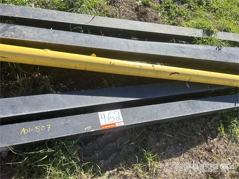 Quantity of (5) 22 ft - 25 ft Aluminum Light Post Andre komponenter