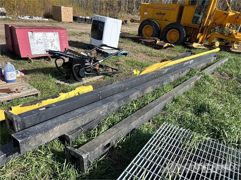 Quantity of (5) 22 ft - 25 ft Aluminum Light Post Andre komponenter