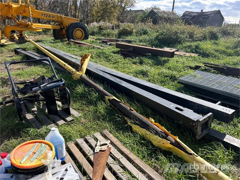Quantity of (5) 22 ft - 25 ft Aluminum Light Post Andre komponenter