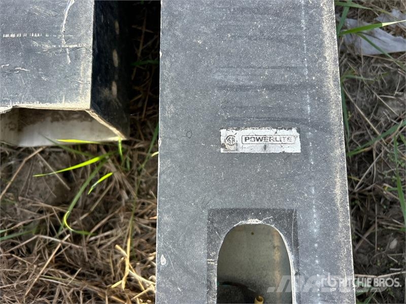 Quantity of (5) 22 ft - 25 ft Aluminum Light Post Andre komponenter
