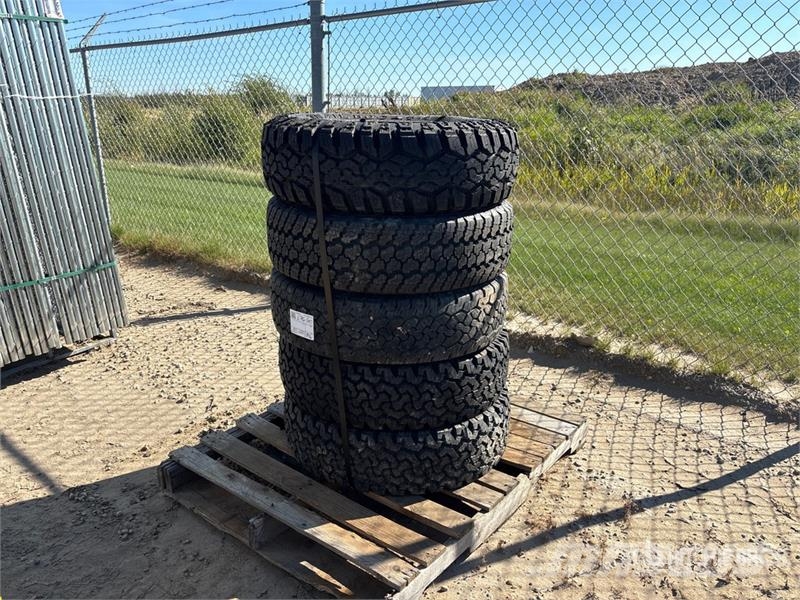 Quantity of (5) 245/75R17 Tires Gume, točkovi i felne
