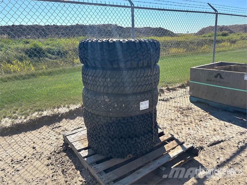 Quantity of (5) 245/75R17 Tires Gume, točkovi i felne