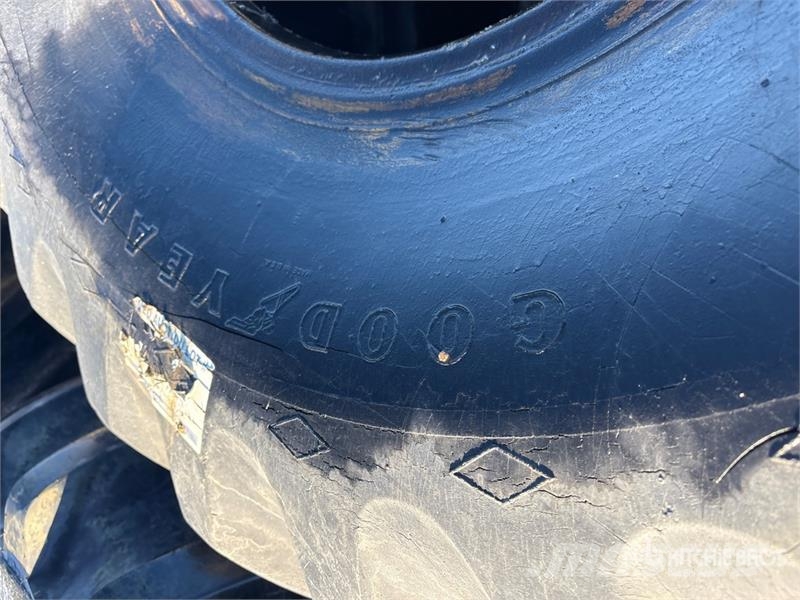 Quantity of (5) 66/43.00x25 Tires Gume, točkovi i felne
