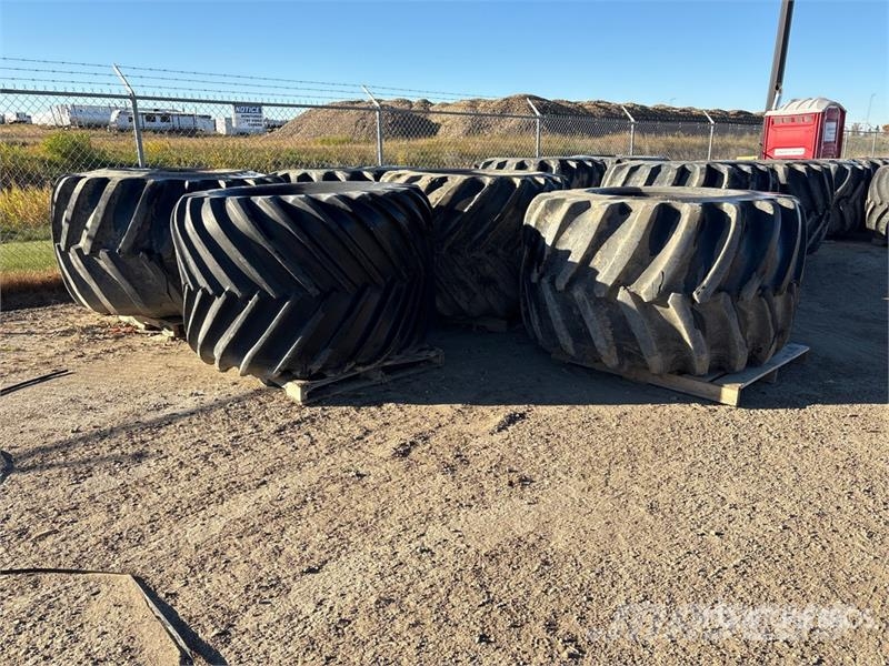 Quantity of (5) 66/43.00x25 Tires Gume, točkovi i felne