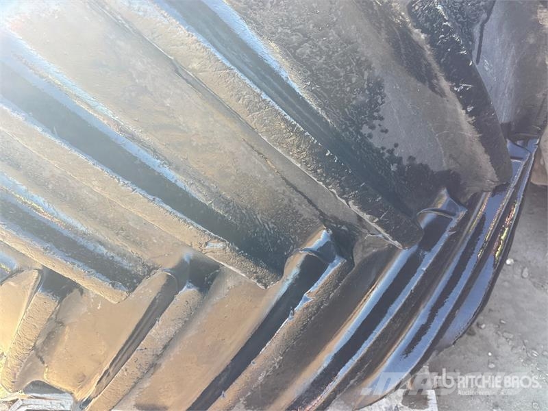 Quantity of (5) 66/43.00x25 Tires Gume, točkovi i felne