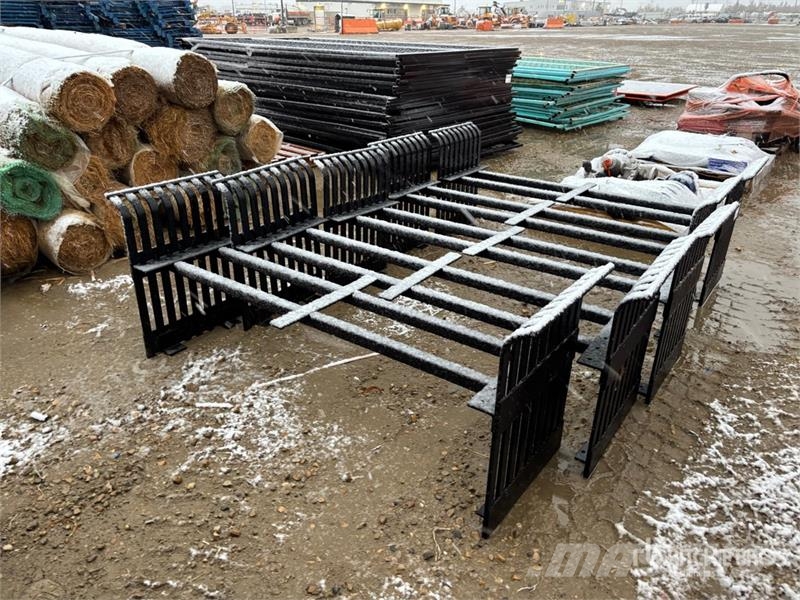  Quantity of (5) 66 in Powder Coated Metal Bench Fr مكونات أخرى