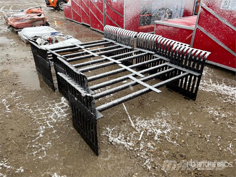  Quantity of (5) 66 in Powder Coated Metal Bench Fr مكونات أخرى