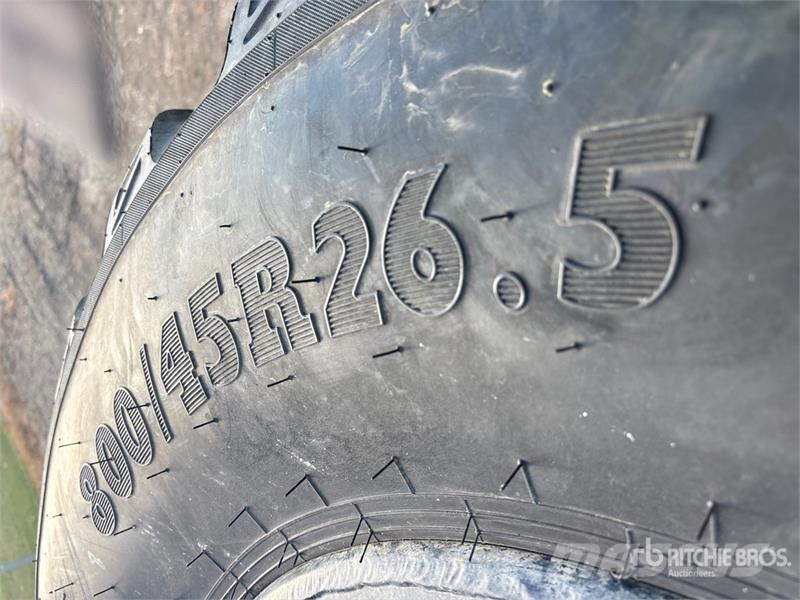  Quantity of (5) 800/45R26.5 Floater Tires الإطارات والعجلات والحافات