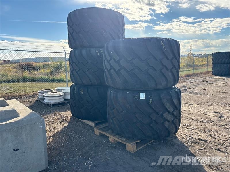  Quantity of (5) 800/45R26.5 Floater Tires الإطارات والعجلات والحافات
