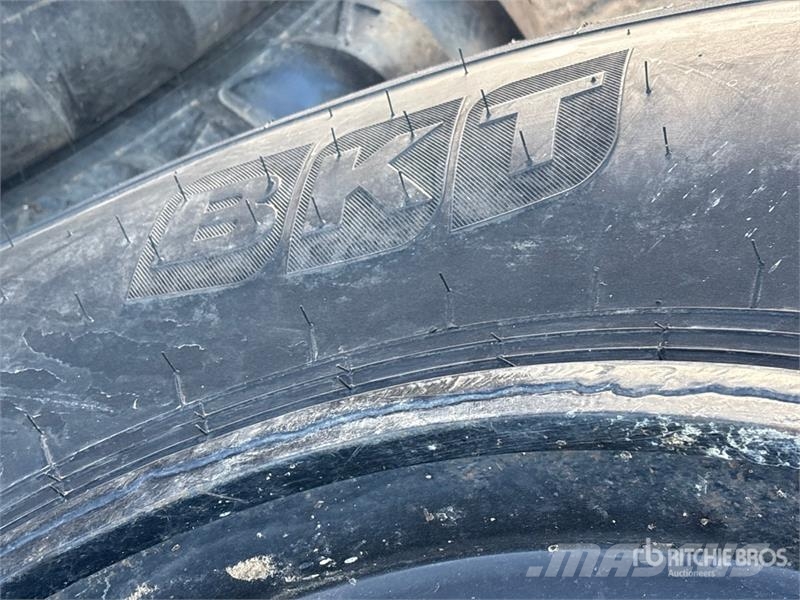  Quantity of (5) 800/45R26.5 Floater Tires الإطارات والعجلات والحافات