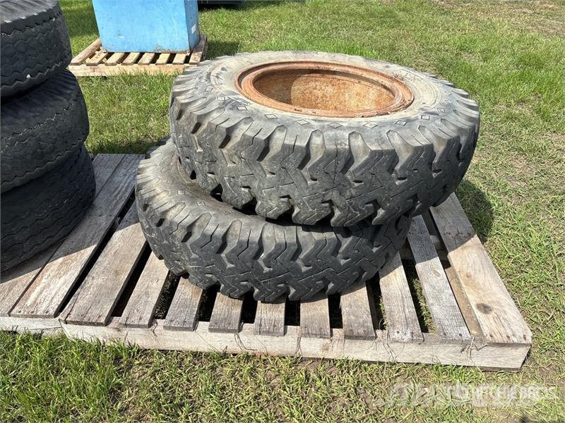  Quantity of (5) 900-20 Tires Tyres, wheels and rims