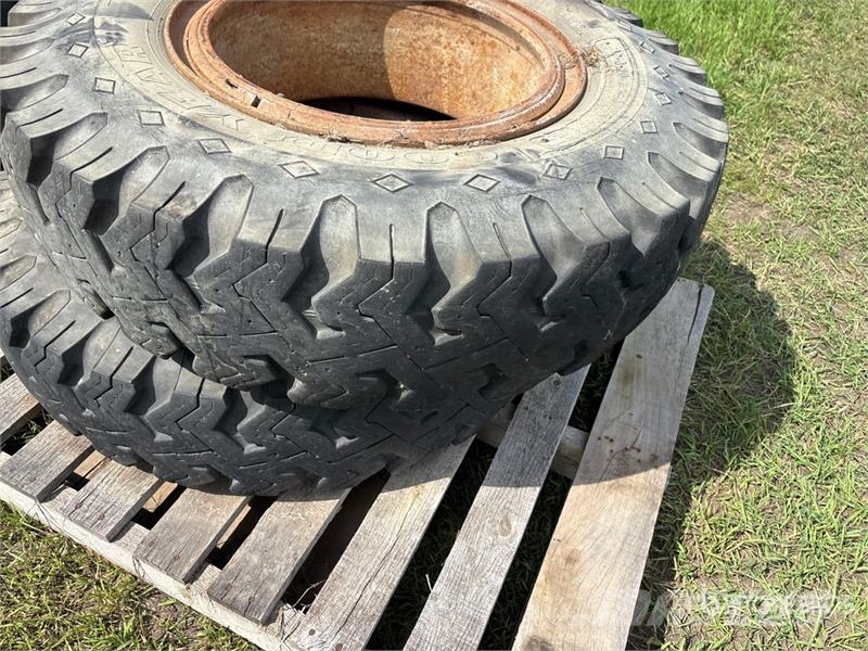  Quantity of (5) 900-20 Tires Tyres, wheels and rims