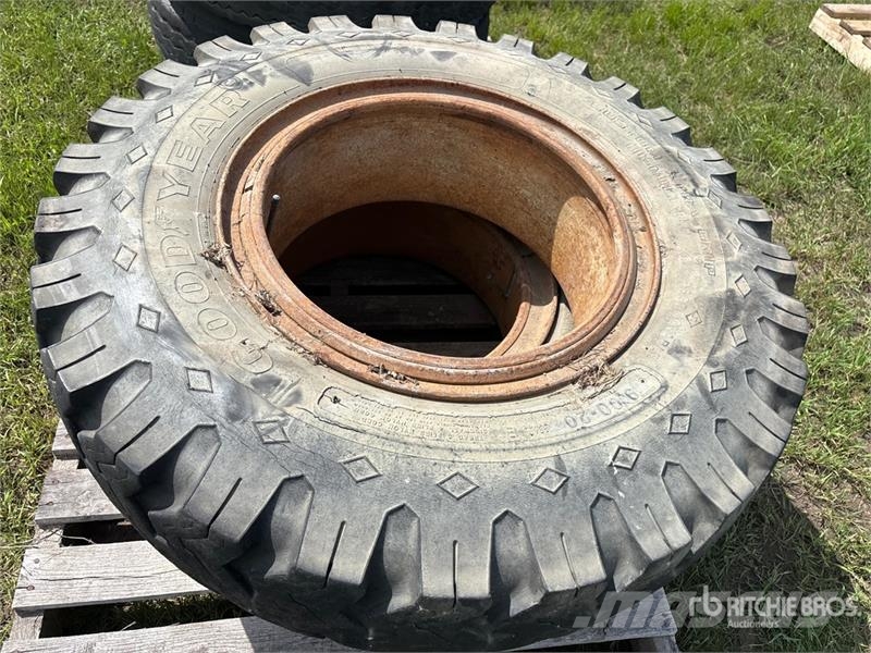  Quantity of (5) 900-20 Tires Tyres, wheels and rims