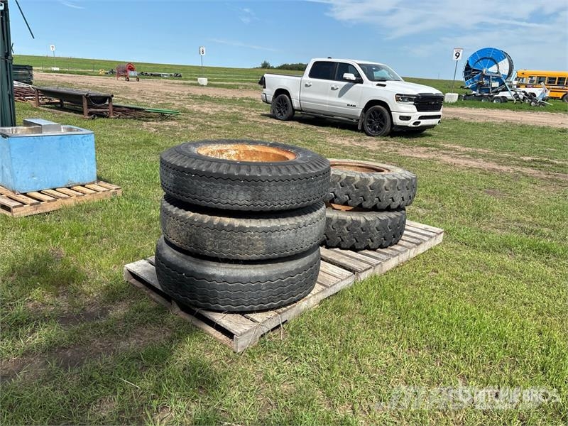  Quantity of (5) 900-20 Tires Tyres, wheels and rims