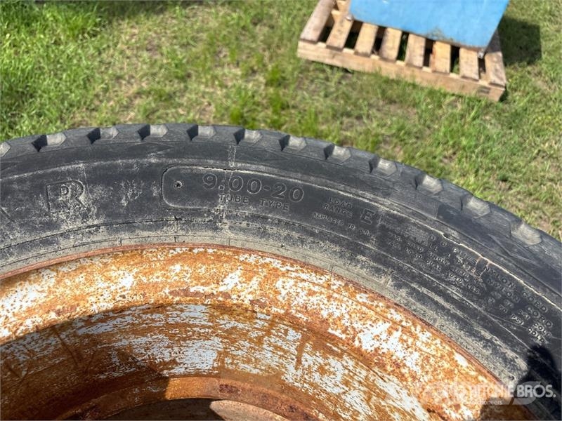  Quantity of (5) 900-20 Tires Tyres, wheels and rims