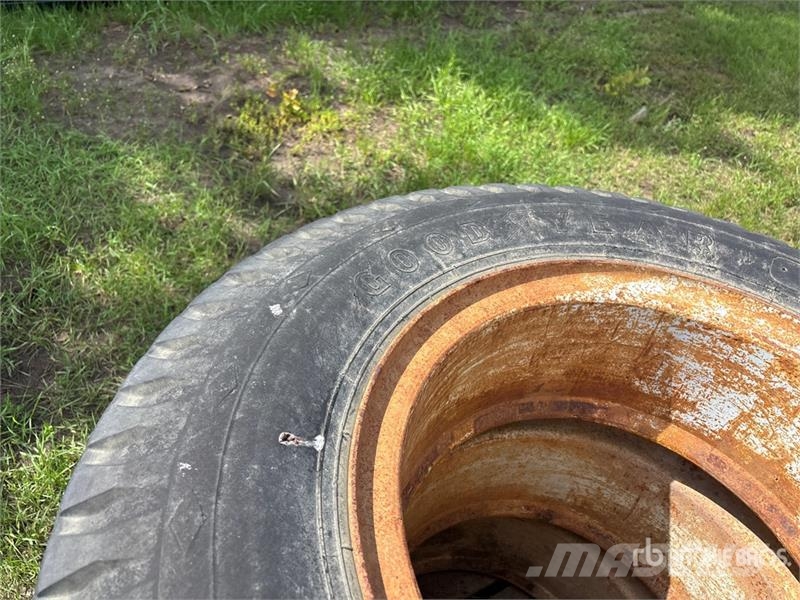  Quantity of (5) 900-20 Tires Tyres, wheels and rims