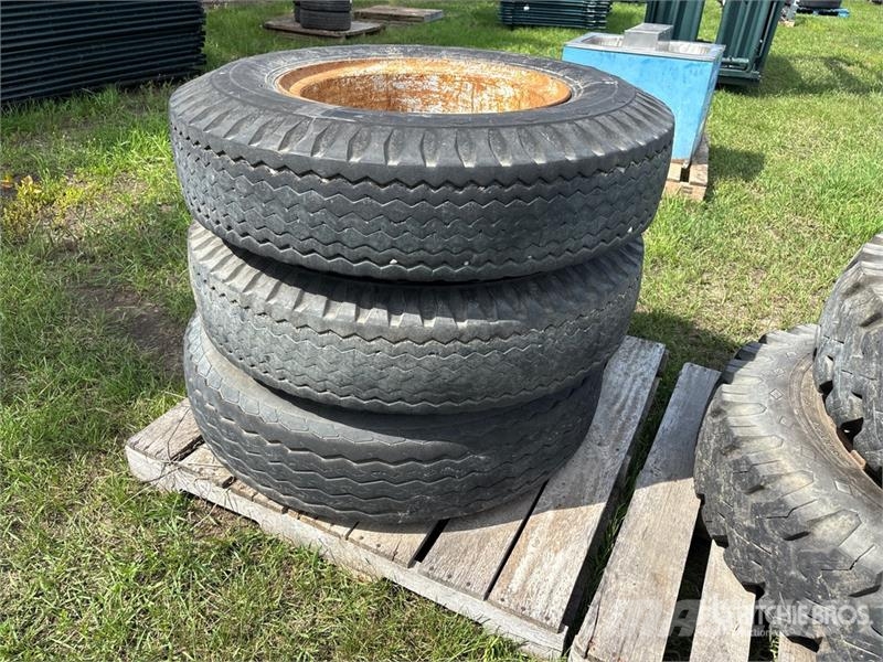  Quantity of (5) 900-20 Tires Tyres, wheels and rims