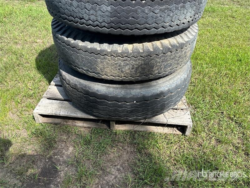  Quantity of (5) 900-20 Tires Tyres, wheels and rims