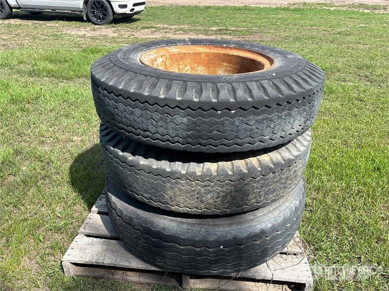  Quantity of (5) 900-20 Tires Tyres, wheels and rims