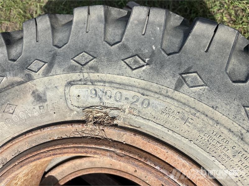  Quantity of (5) 900-20 Tires Tyres, wheels and rims