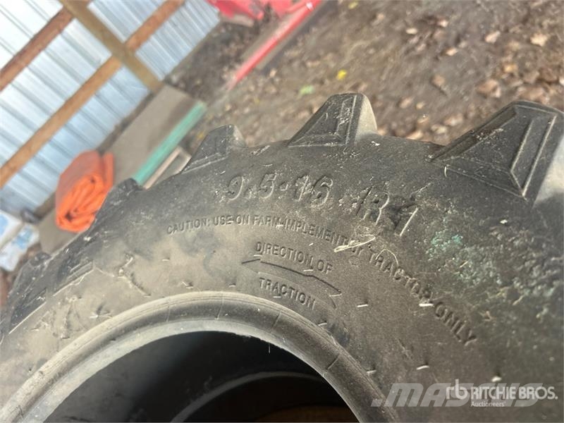 Quantity of (5) Carlisle 9.5-16 Tires Gume, točkovi i felne