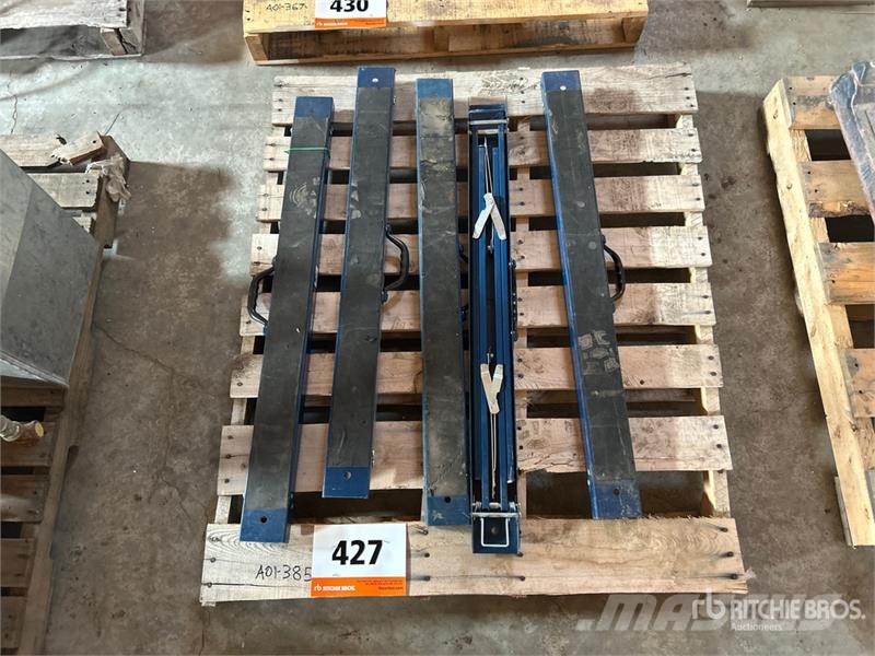 Quantity of (5) MasterCraft Folding Saw-Horse Stan Egyéb alkatrészek