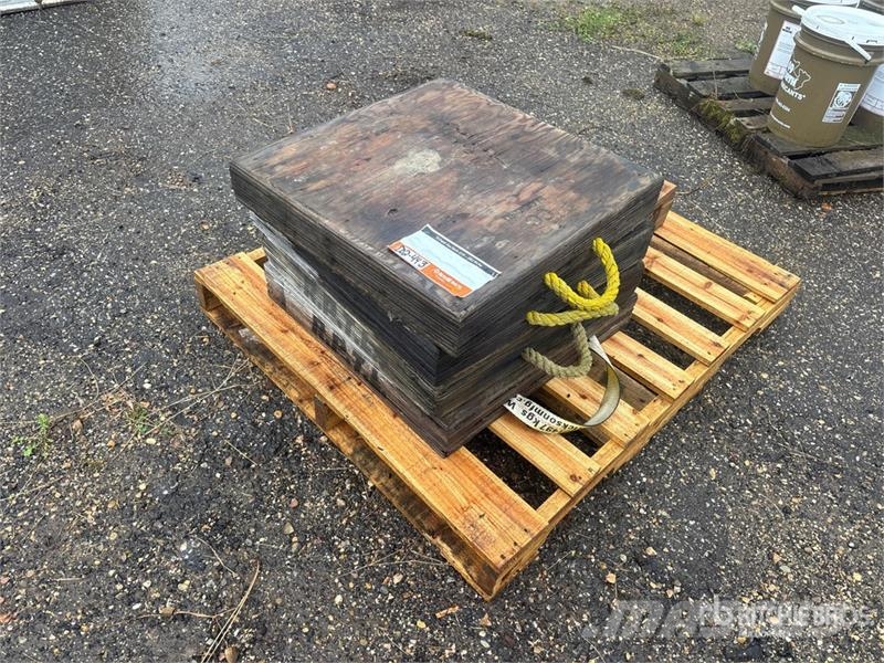Quantity of (5) Miscellaneous Outrigger Pads Kranar, delar och tillbehör