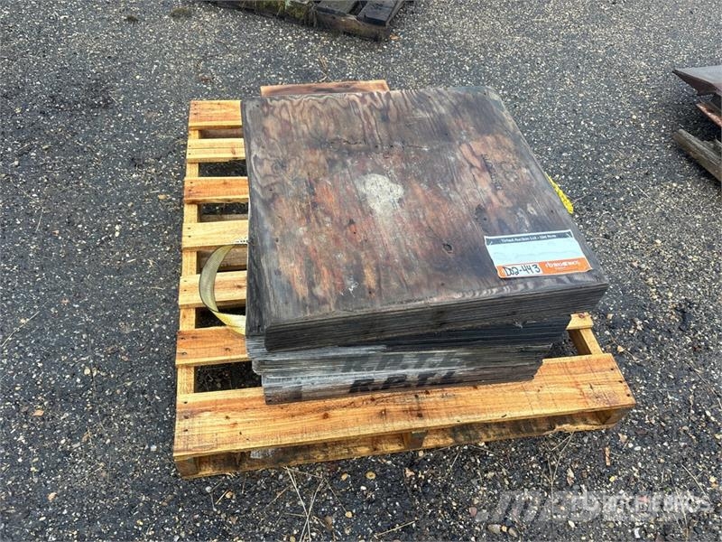 Quantity of (5) Miscellaneous Outrigger Pads Kranar, delar och tillbehör