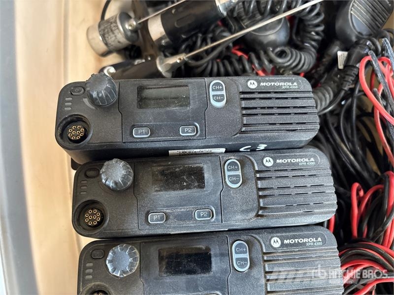 Quantity of (5) Motorola Radios Kiti naudoti statybos komponentai