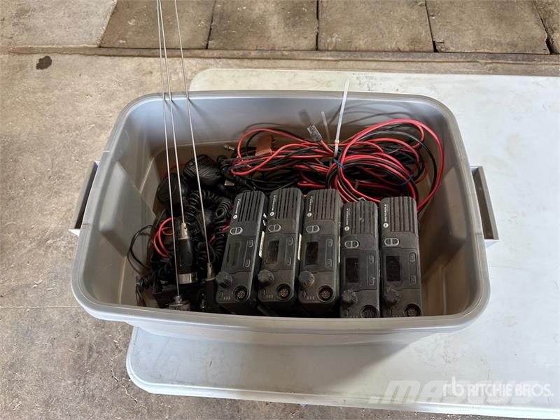 Quantity of (5) Motorola Radios Kiti naudoti statybos komponentai