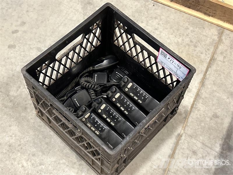Quantity of (5) Motorola 2-Way Radios Ďalšie komponenty