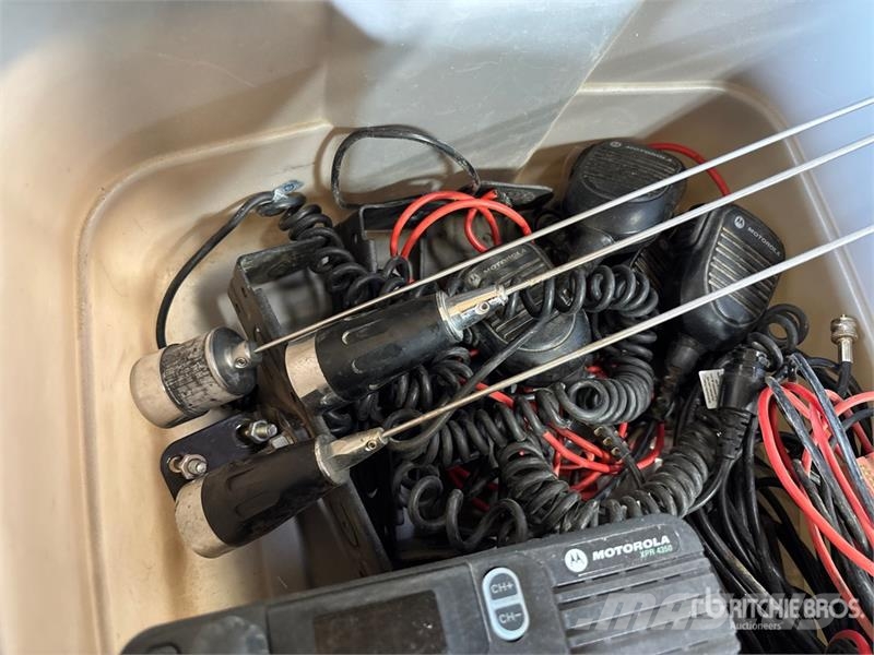 Quantity of (5) Motorola Radios Kiti naudoti statybos komponentai