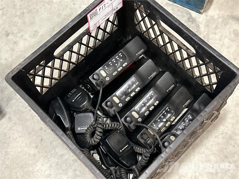 Quantity of (5) Motorola 2-Way Radios Ďalšie komponenty