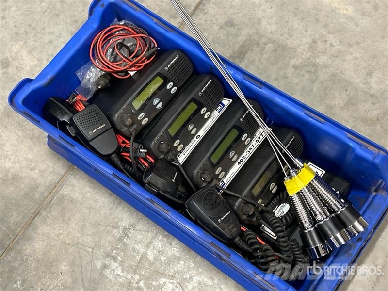 Quantity of (5) Motorola 2-Way Radios Ďalšie komponenty